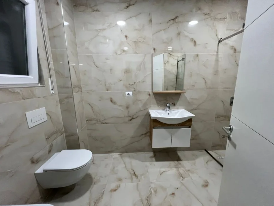 Tirane, jepet me qera apartament 2+1 Kati 2, 150 m² 800 € (Kopshti botanik)