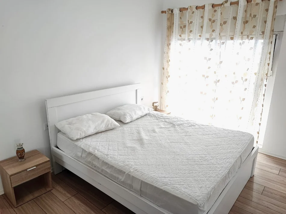 Tirane, jepet me qera apartament 2+1+Ballkon Kati 4, 500 € (Kompleksi Mangalem)