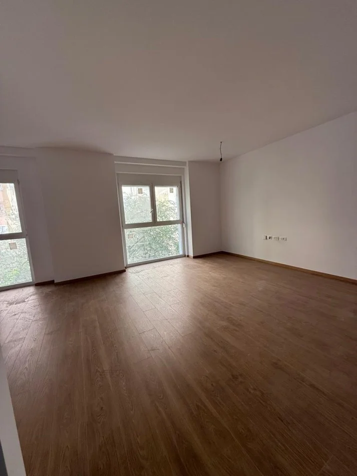 Tirane, jepet me qera apartament 2+1+Ballkon Kati 2, 120 m² 1.200 € (Rr Faik Konica)