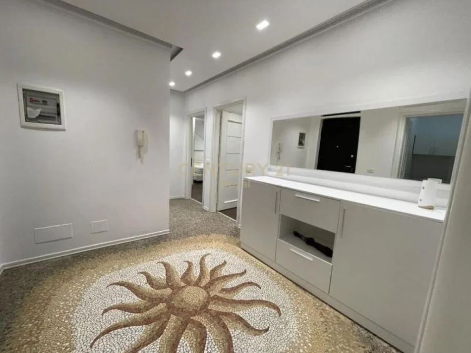 Tirane, jepet me qera apartament 2+1+Ballkon, Kati 4, 103 m² 600 € (qendra kristal)