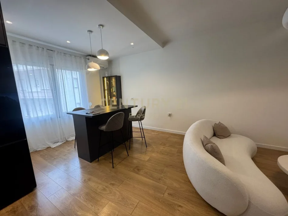 Tirane, jepet me qera apartament 1+1 Kati 1, 80 m² 700 € (Kodra e Diellit)
