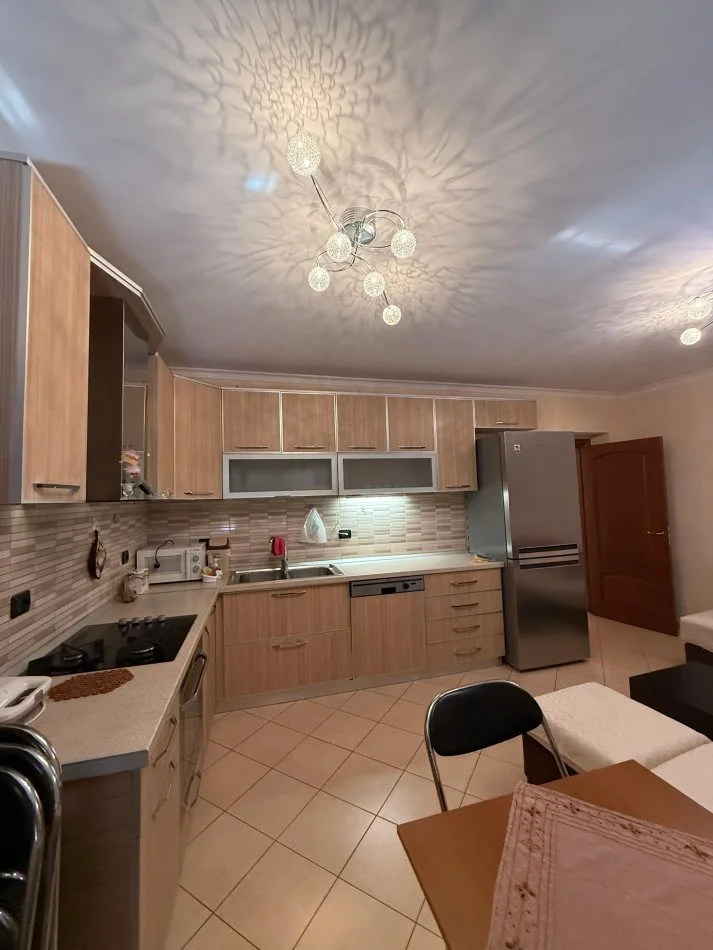 Vlore, jepet me qera apartament 1+1+Ballkon , 350 € (Albano dhe Romina)