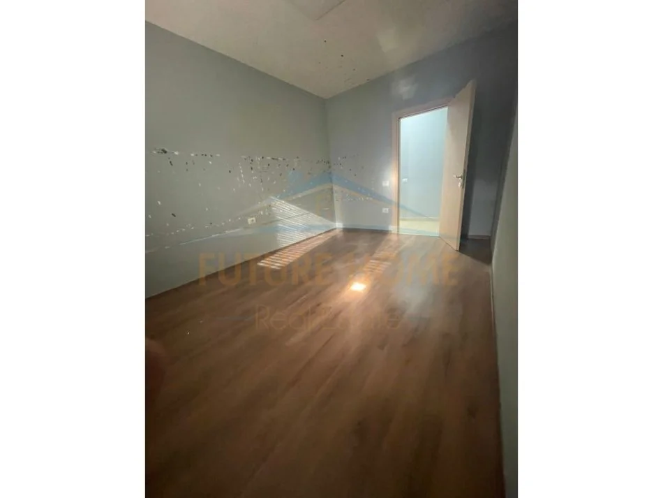 Tirane, jepet me qera ambjent biznesi Kati 3, 101 m² 400 € (Kinostudio)