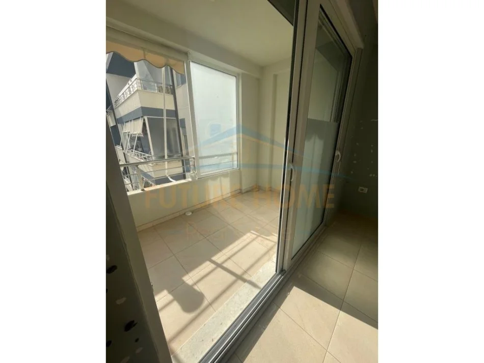 Tirane, jepet me qera ambjent biznesi Kati 3, 101 m² 400 € (Kinostudio)