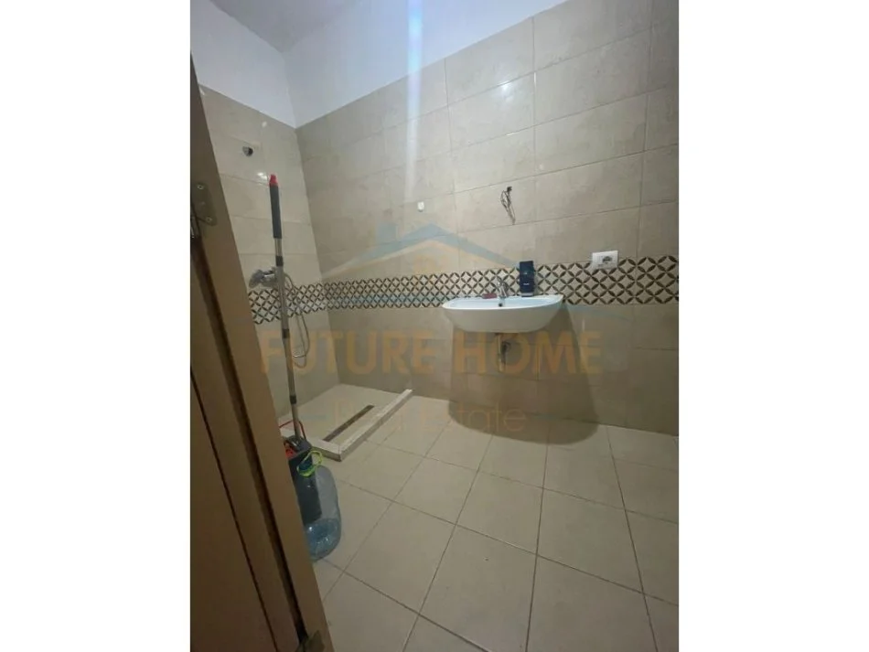 Tirane, jepet me qera ambjent biznesi Kati 3, 101 m² 400 € (Kinostudio)