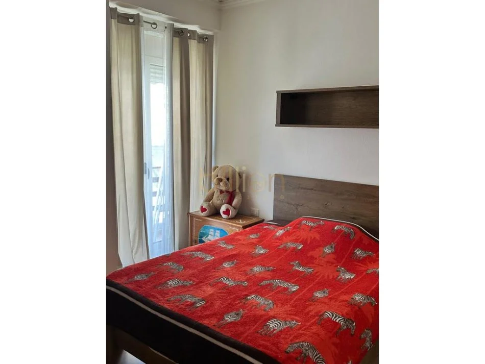 Tirane, jepet me qera 2+1 , 100 m² 800 € (Liqeni i thate)
