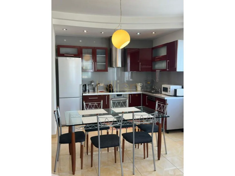 Tirane, jepet me qera 2+1 , 100 m² 800 € (Liqeni i thate)