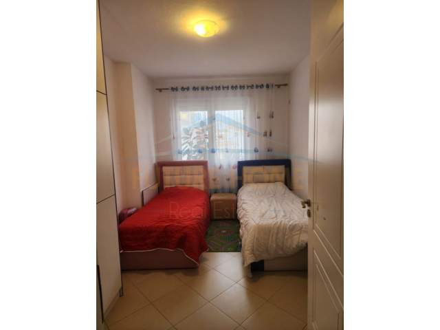Tirane, jepet me qera apartament 2+1 Kati 4, 92 m² 450 Euro