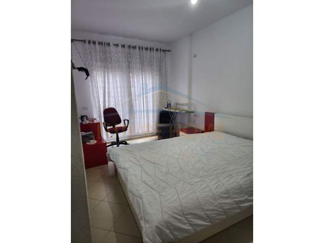 Tirane, jepet me qera apartament 2+1 Kati 4, 92 m² 450 Euro