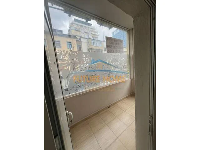 Tirane, jepet me qera ambjent biznesi Kati 2, 140 m² 1.500 Euro (BLLOKU)