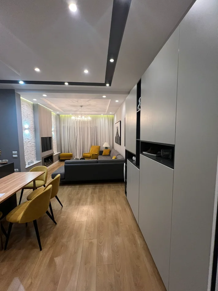 Tirane, jepet me qera apartament 2+1+Ballkon Kati 2, 109 m² 900 € (Kopshti Botanik, pranë Xhamisë së Selitës.)