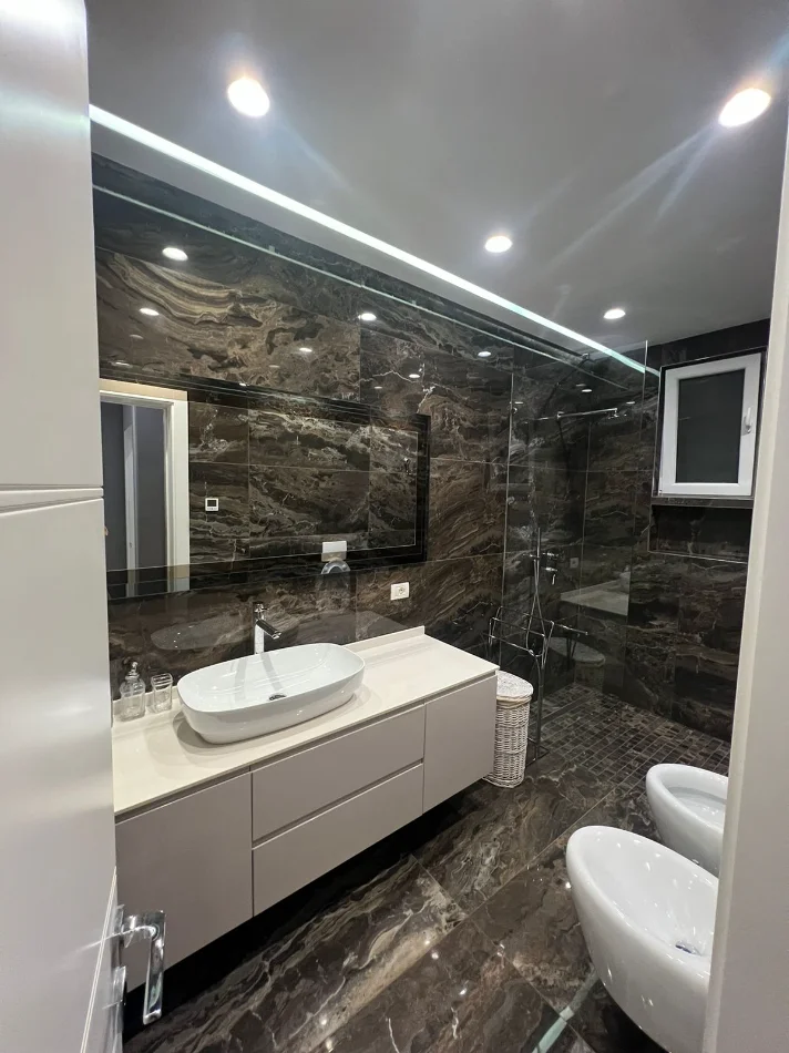 Tirane, jepet me qera apartament 2+1+Ballkon Kati 2, 109 m² 900 € (Kopshti Botanik, pranë Xhamisë së Selitës.)