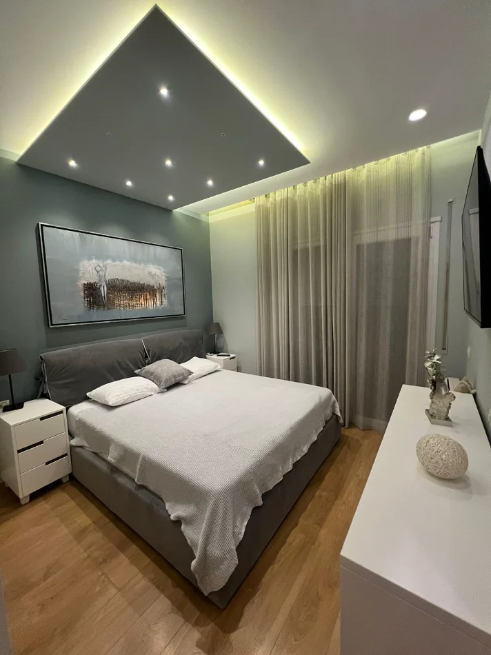 Tirane, jepet me qera apartament 2+1+Ballkon Kati 2, 109 m² 900 € (Kopshti Botanik, pranë Xhamisë së Selitës.)