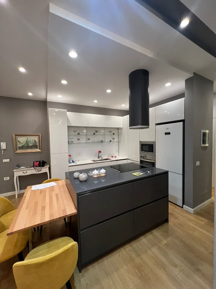 Tirane, jepet me qera apartament 2+1+Ballkon Kati 2, 109 m² 900 € (Kopshti Botanik, pranë Xhamisë së Selitës.)