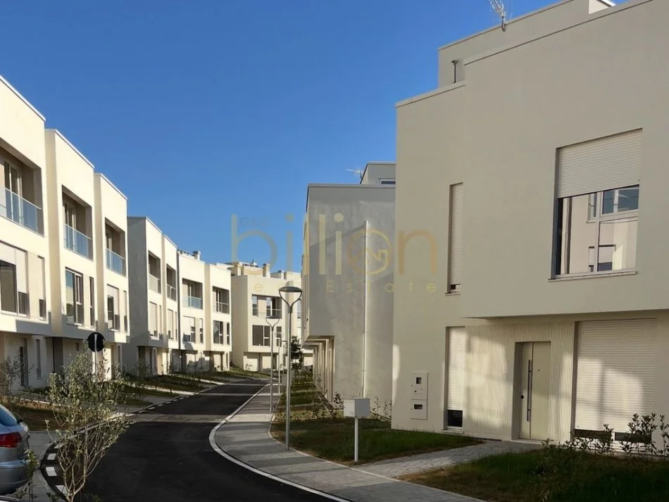 Tirane, jepet me qera 2 Katshe , 200 m² 1.000 € (Farkë)