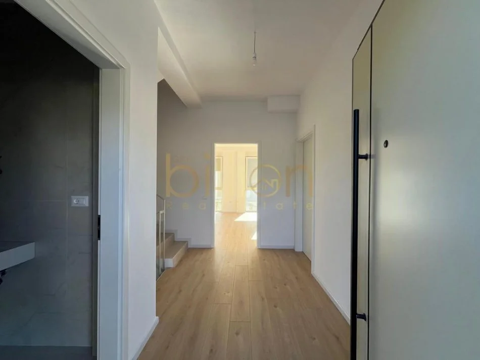 Tirane, jepet me qera 2 Katshe , 200 m² 1.000 € (Farkë)