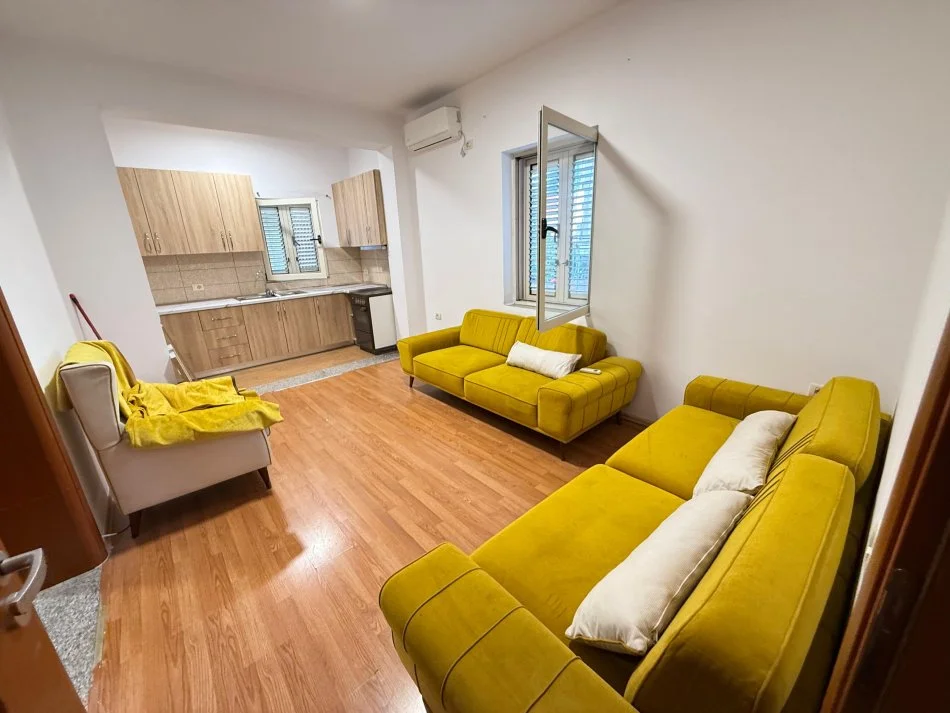 Tirane, jepet me qera 2+1 Kati 2, 74 m² 550 € (Prane 21 Dhjetorit)