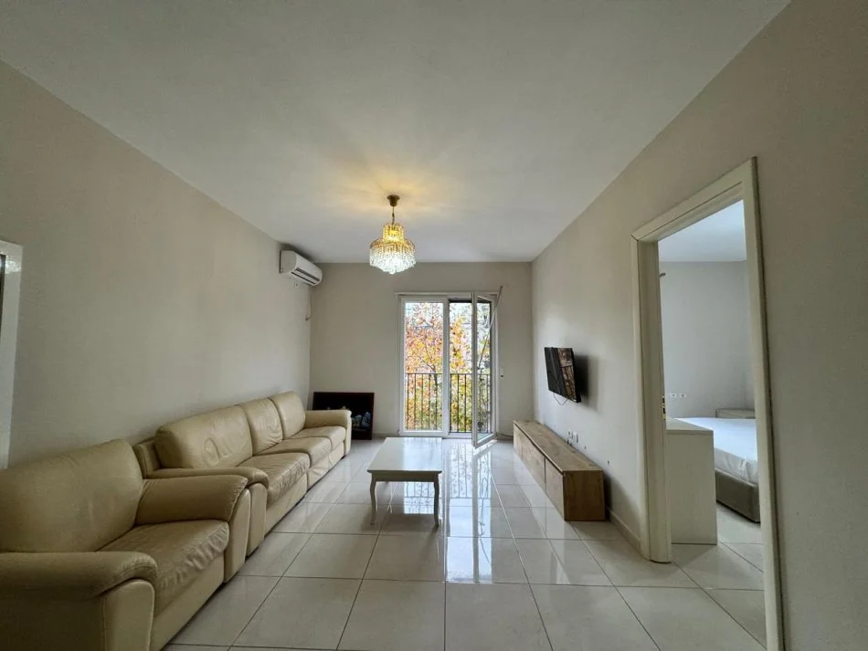 Tirane, jepet me qera apartament 2+1+Ballkon Kati 3, 100 m² 650 € 