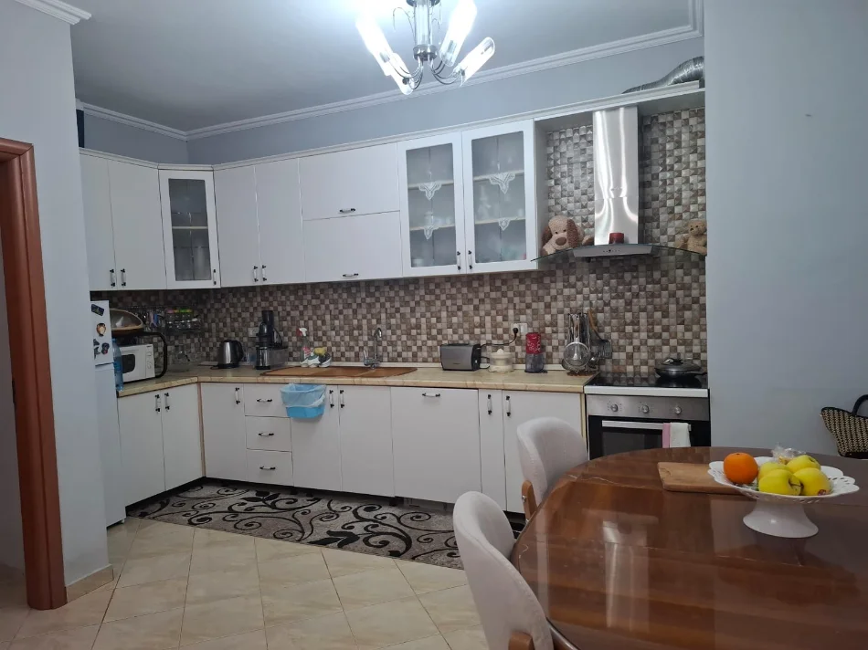 Tirane, jepet me qera 2+1 , 90 m² 550 € 