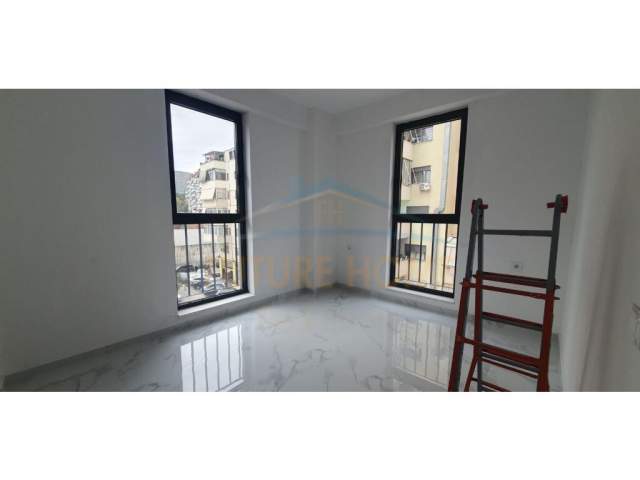 Tirane, jepet me qera apartament 2+1 Kati 3, 98 m² 700 Euro (Komuna e Parisit)
