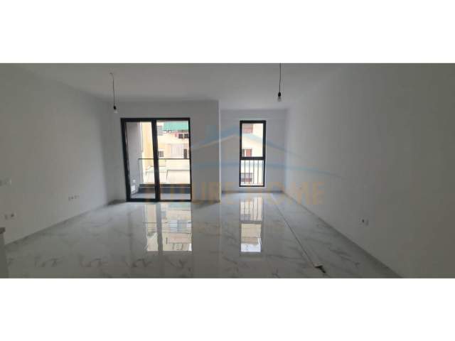 Tirane, jepet me qera apartament 2+1 Kati 3, 98 m² 700 Euro (Komuna e Parisit)