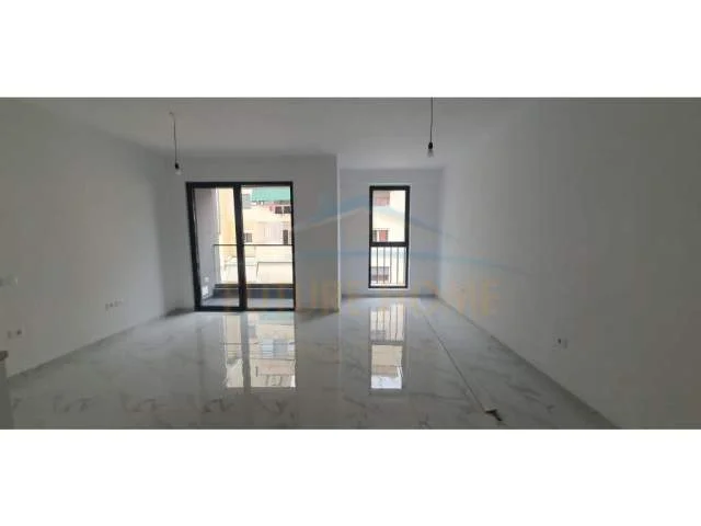Tirane, jepet me qera apartament 2+1 Kati 3, 98 m² 700 Euro (Komuna e Parisit)