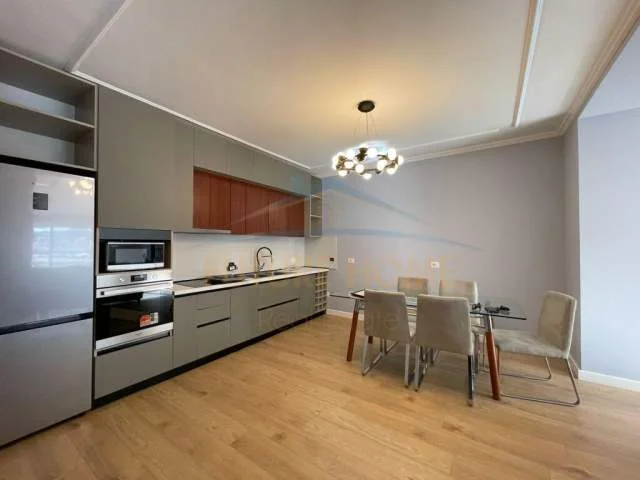 Tirane, jepet me qera apartament 2+1+BLK Kati 9, 140 m² 800 Euro (Rruga Mihal Grameno)