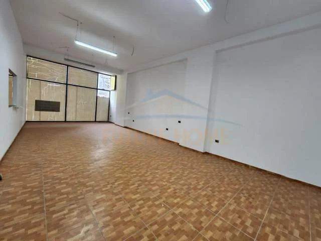 Tirane, jepet me qera ambjent biznesi Kati 1, 102 m² 1.000 Euro (SELVIA)
