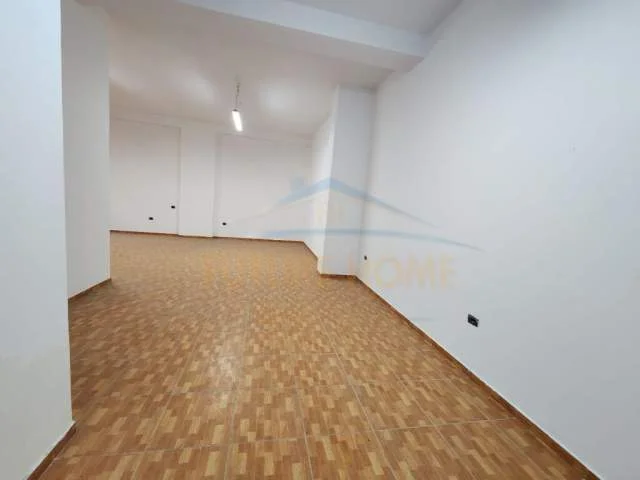 Tirane, jepet me qera ambjent biznesi Kati 1, 102 m² 1.000 Euro (SELVIA)