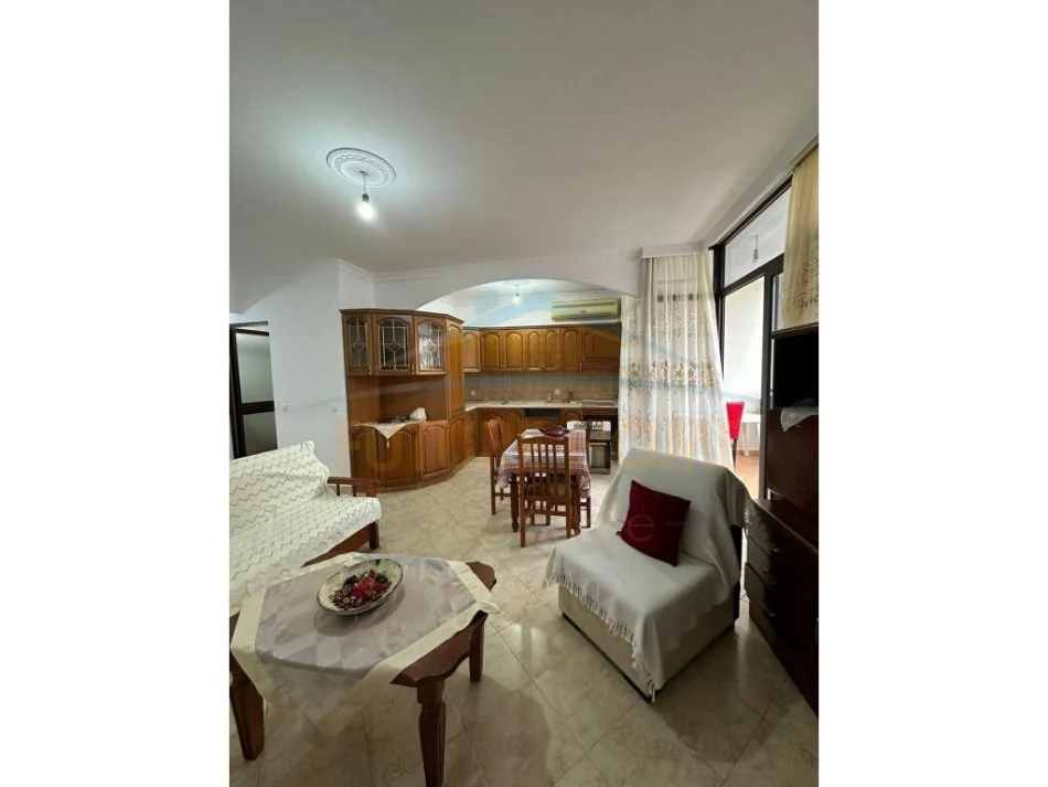 Durres, jepet me qera apartament 2+1 Kati 5, 350 € 