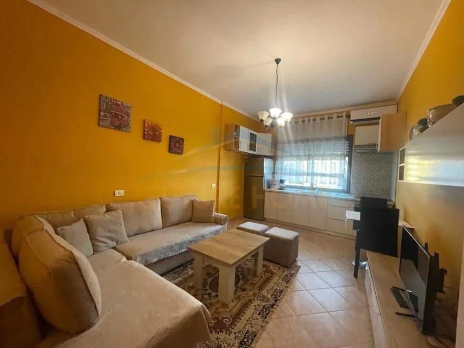 Durres, jepet me qera apartament 1+1+Ballkon Kati 10, 55 m² (vollga)