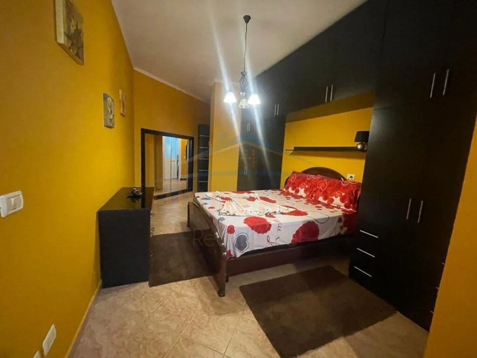 Durres, jepet me qera apartament 1+1+Ballkon Kati 10, 55 m² (vollga)