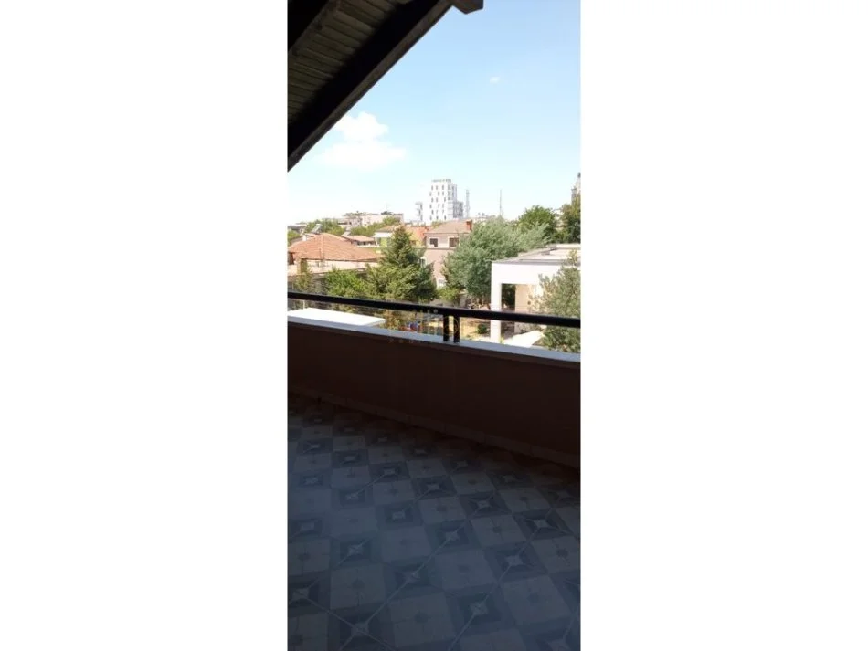 Tirane, jepet me qera 3+1 , 120 m² 550 € (Xhamllik)