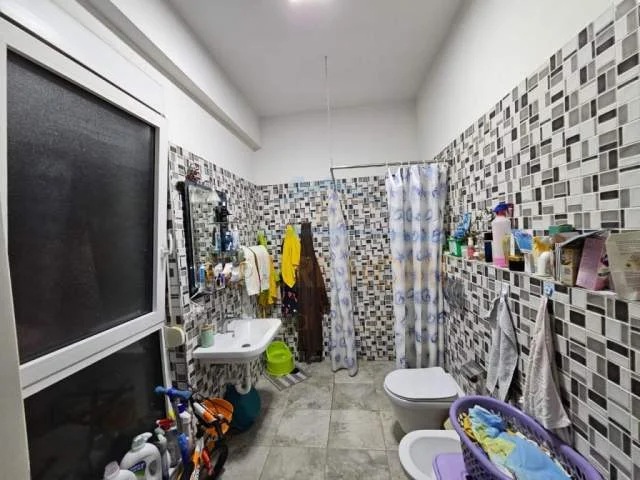 Tirane, jepet me qera apartament 1+1 Kati 3, 65 m² 450 Euro (Kompleksi Kontakt)