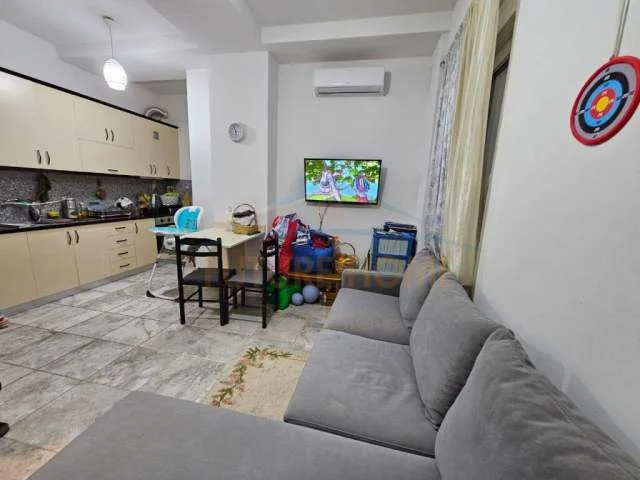 Tirane, jepet me qera apartament 1+1 Kati 3, 65 m² 450 Euro (Kompleksi Kontakt)