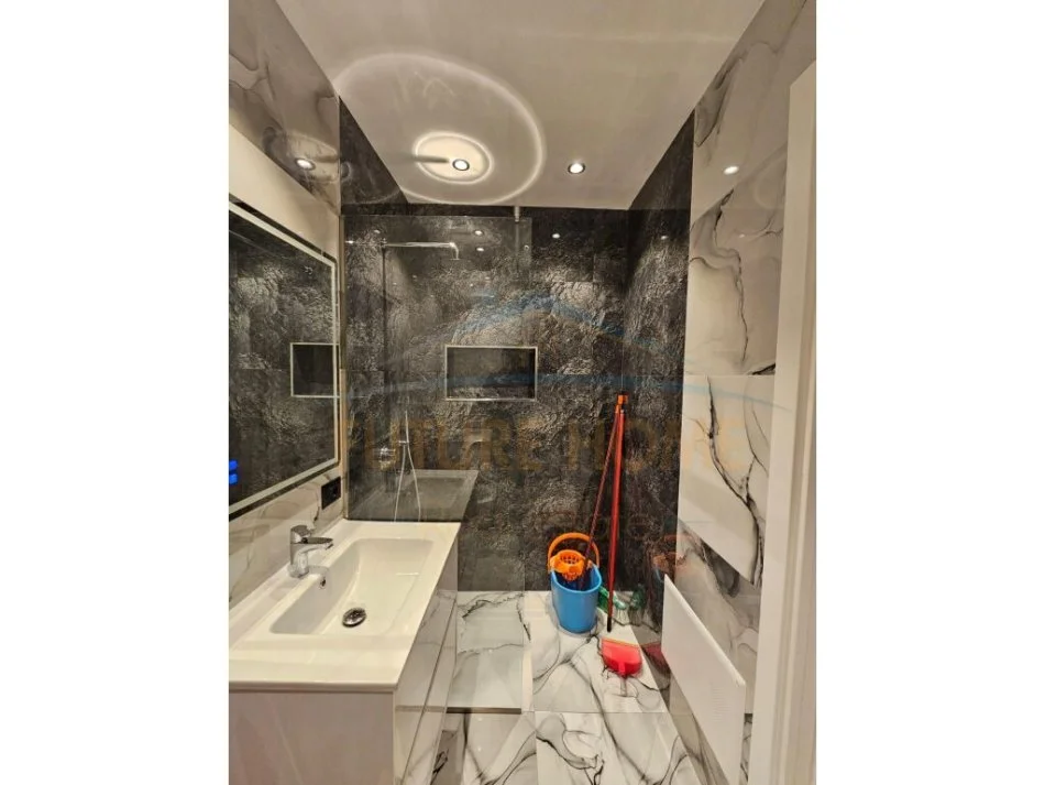 Tirane, jepet me qera apartament 1+1 Kati 8, 65 m² 600 € 