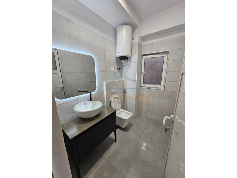 Tirane, jepet me qera Kati 1, 60 m² 450 € (21 DHJETORI)