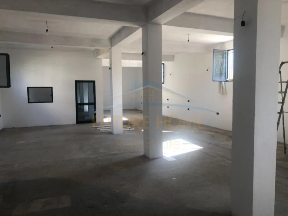 Tirane, jepet me qera Kati 0, 400 m² 1.000 € 