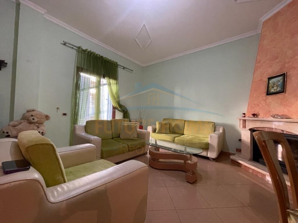 Tirane, jepet me qera apartament 2+1+Ballkon Kati 3, 169 m² 350 € (Rruga Muhamed Deliu)