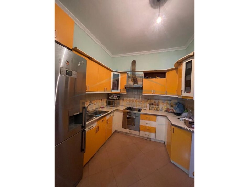 Tirane, jepet me qera apartament 2+1+Ballkon Kati 3, 169 m² 350 € (Rruga Muhamed Deliu)