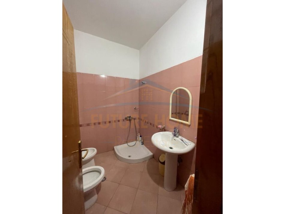 Tirane, jepet me qera apartament 2+1+Ballkon Kati 3, 169 m² 350 € (Rruga Muhamed Deliu)