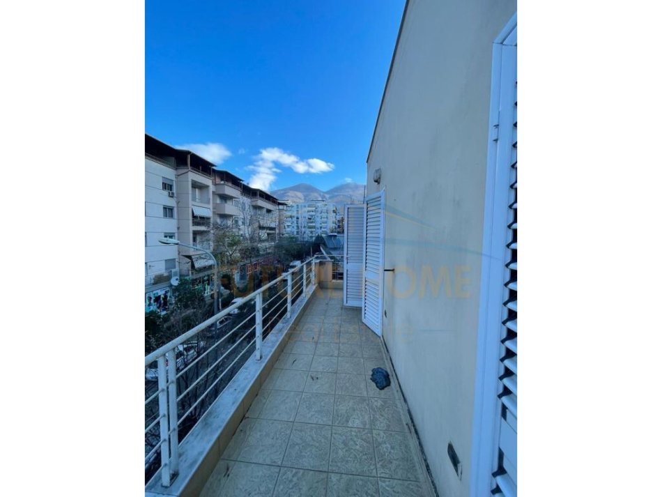 Tirane, jepet me qera apartament 2+1+Ballkon Kati 3, 169 m² 350 € (Rruga Muhamed Deliu)
