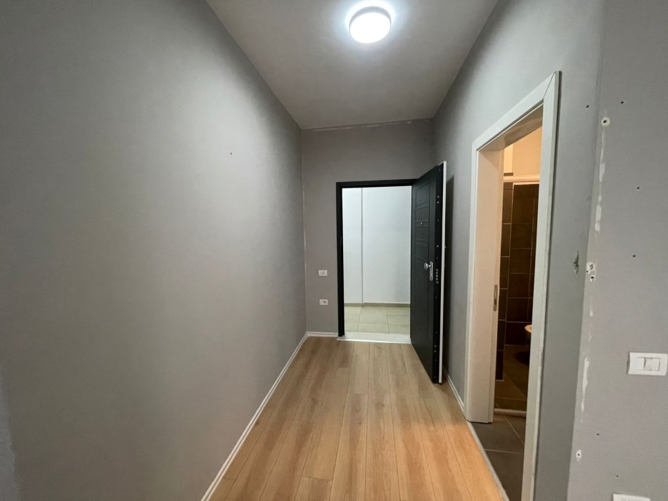 Tirane, jepet me qera zyre Kati 1, 30 m² 500 € (Myslym Shyri)