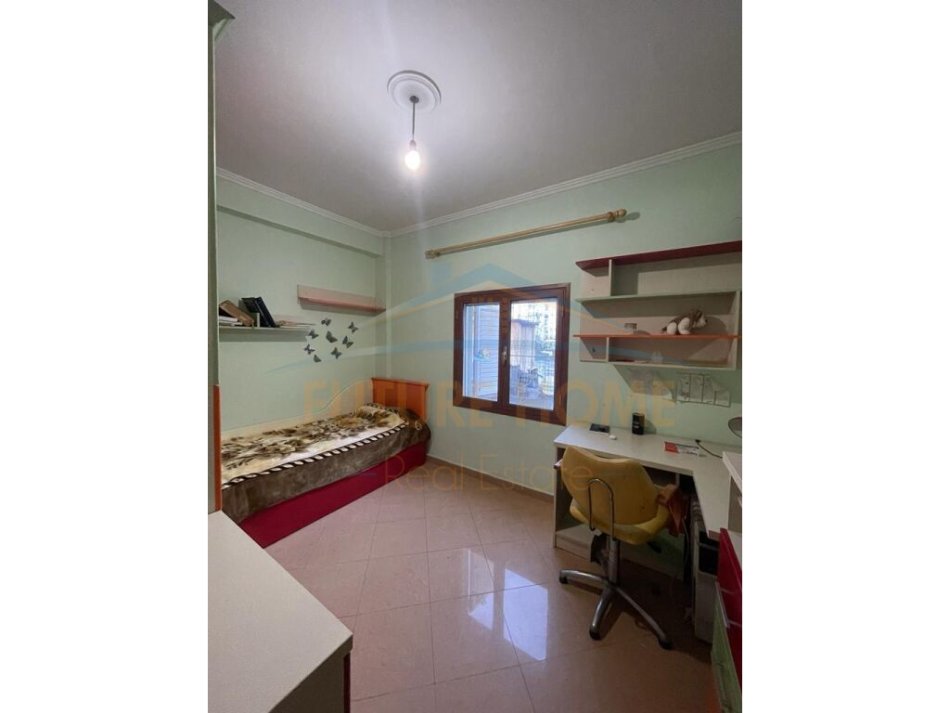 Tirane, jepet me qera apartament 2+1+Ballkon Kati 3, 169 m² 350 € (Rruga Muhamed Deliu)