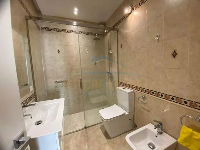Tirane, jepet me qera apartament 2+1 Kati 8, 140 m² 1.300 Euro (BLLOKU)