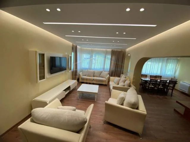 Tirane, jepet me qera apartament 2+1 Kati 8, 140 m² 1.300 Euro (BLLOKU)