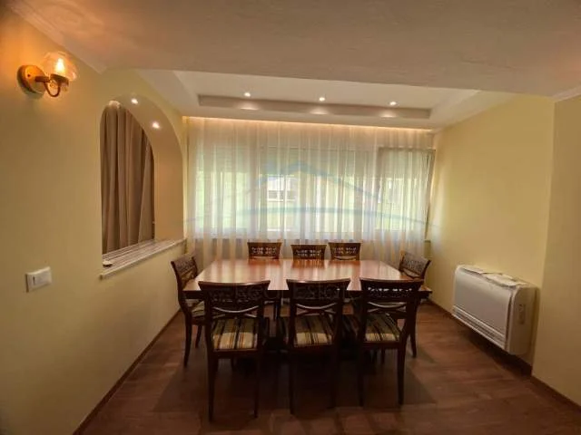 Tirane, jepet me qera apartament 2+1 Kati 8, 140 m² 1.300 Euro (BLLOKU)