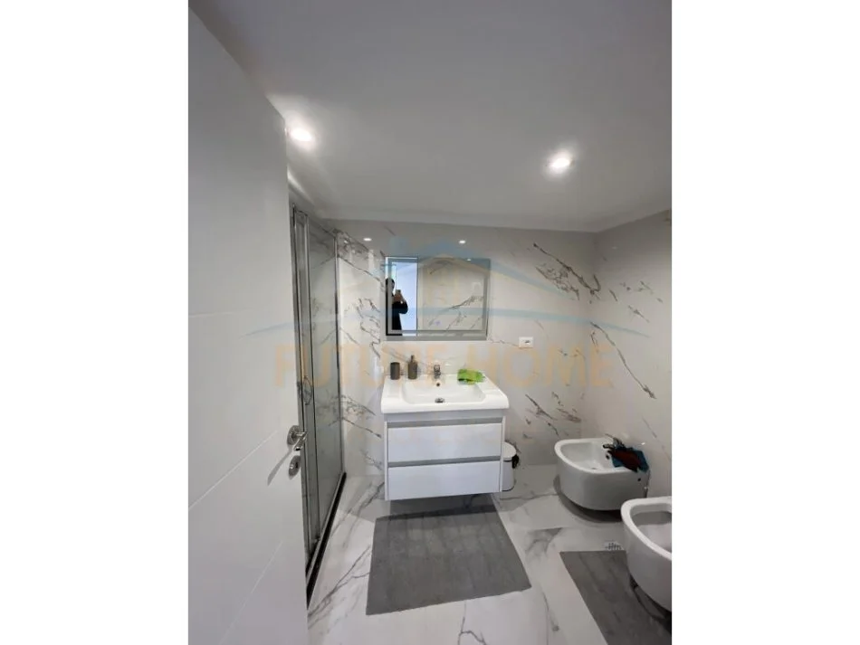 Tirane, jepet me qera apartament duplex 1+1 Kati 1, 80 m² 750 € (LIQENI THATE)   UNA36771