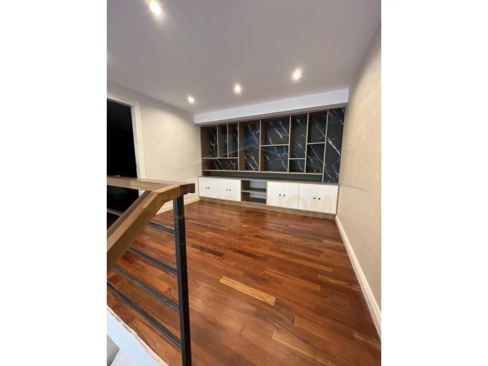 Tirane, jepet me qera apartament duplex Dublex Kati 1, 80 m² 750 € 