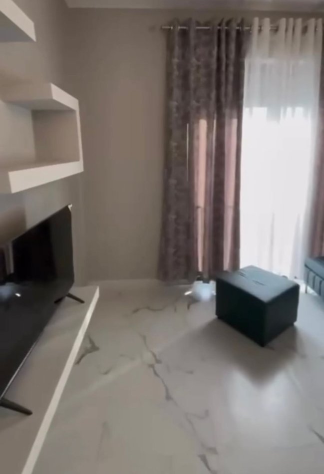 Tirane, jepet me qera apartament 1+1+Ballkon Kati 3, 60 m² 400 € (rruga Xhanfize Keko)